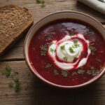 Тарелка борща со сметаной и укропом