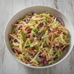 Коул слоу в белой миске, готовый салат с морковью