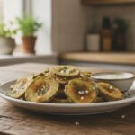 Тарелка с хрустящими маринованными огурцами, укропом и чесноком