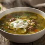 Тарелка рассольника со сметаной и свежим укропом