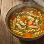 Домашний куриный суп с лапшой в тарелке