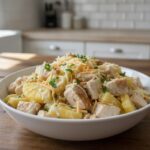 Готовый классический салат с ананасом и курицей в салатнике